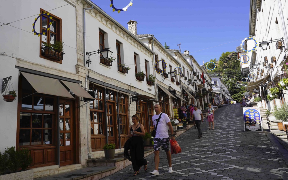 Zhvillimi i turizmit, hotelet po i rrisin te ardhurat me shpejt se restorantet